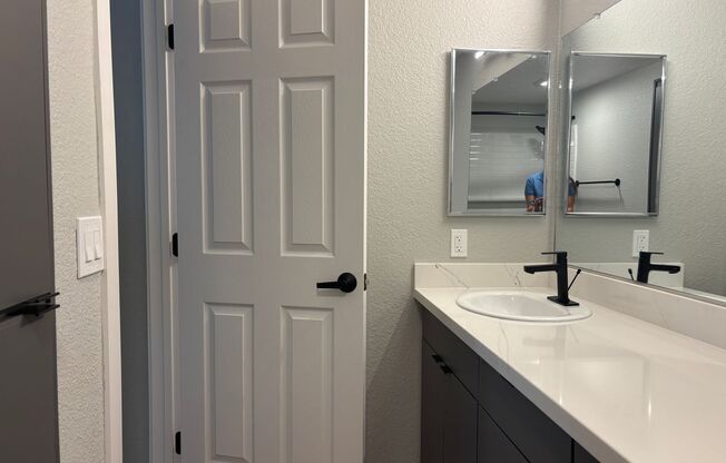 1 bed, 1 bath, 671 sqft, $2,460, Unit H027