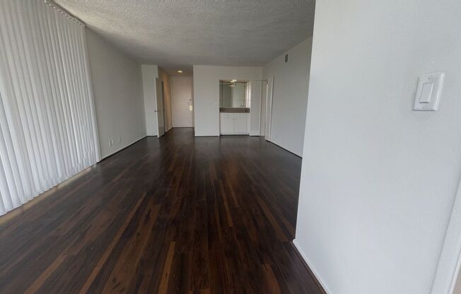 Burton Plaza..Gorgeous Newly Remodeled Studio..Prime Location!