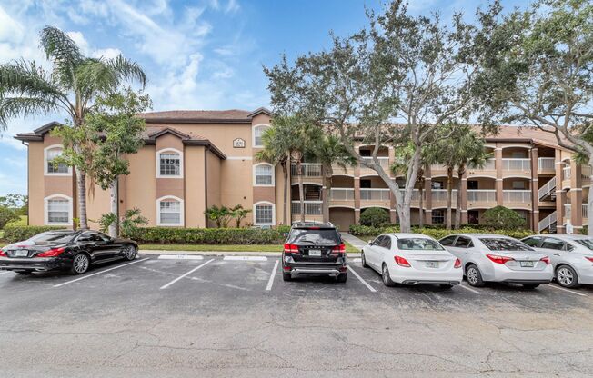 AVAILABLE ON 12/20/2024 Updated condo located in amazing location in Orlando!