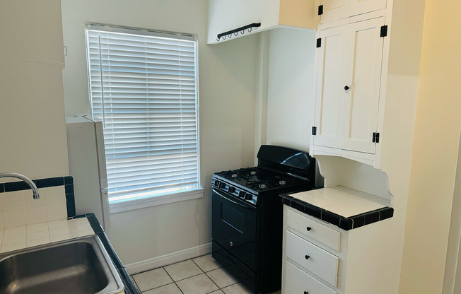 Studio, 1 bath, 420 sqft, $1,635, Unit 409