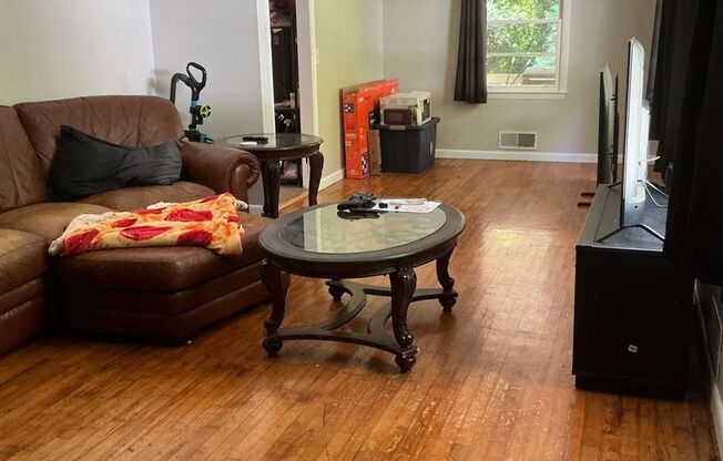 3 bedroom 2 bathroom house conveniently located in Athens