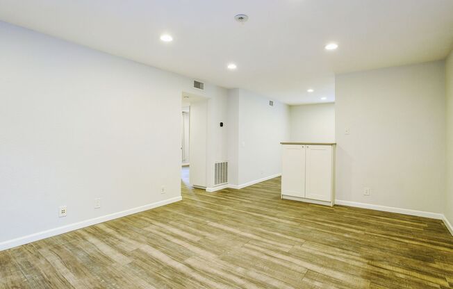 Discover this well-appointed 2-bedroom, 2-bath condo in Lake Forest