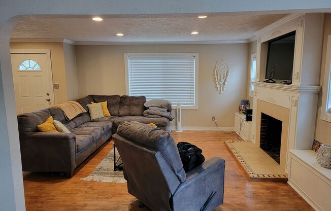Beautiful 5 Bed, 2 Bath Single-Family House with Large Fenced Backyard Close to OSU!