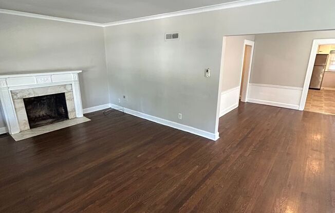 Charming 3-Bed Near UMKC – Hardwood Floors, Natural Light & Study Space!