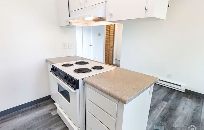 2 beds, 1 bath, 702 sqft, $1,550, Unit 33