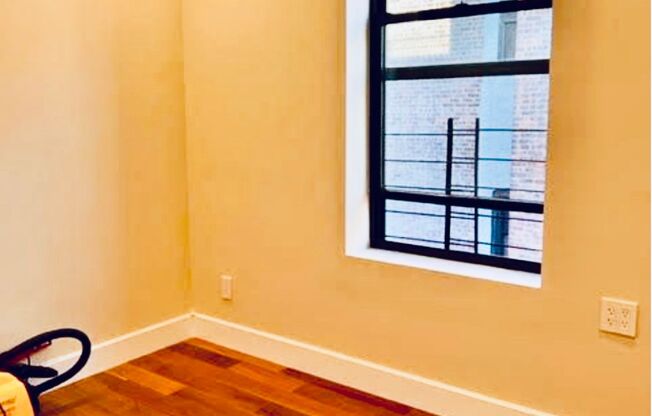 3 beds, 1 bath, $3,300, Unit 610