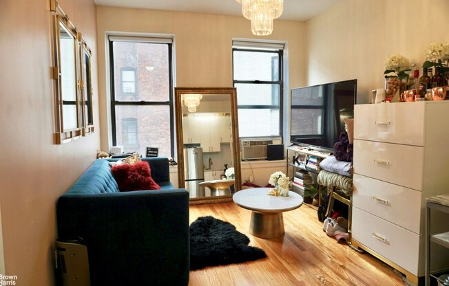 264 W 121 ST