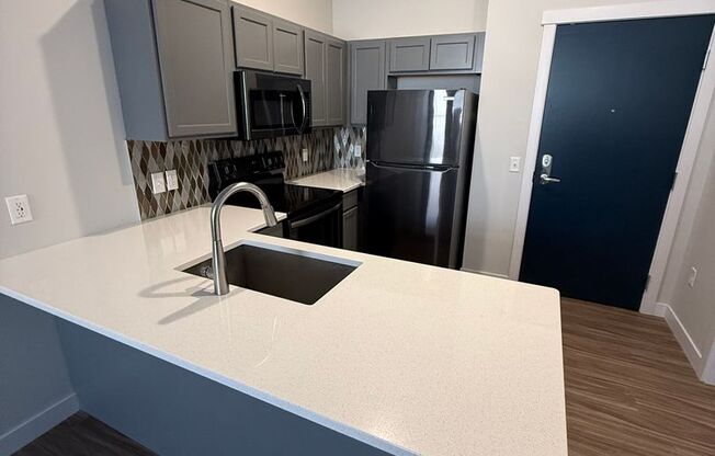 1 bed, 1 bath, 636 sqft, $1,200, Unit 417