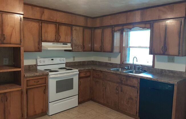 2 beds, 1 bath, 903 sqft, $1,140, Unit H-5