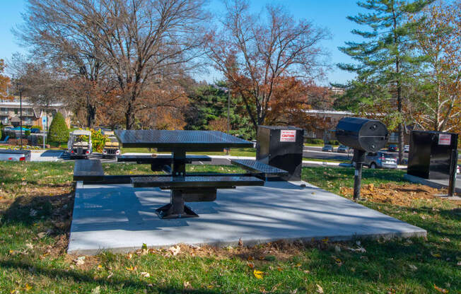 Picnic And Bbq Area at Nob Hill Apartments, Nashville, Tennessee