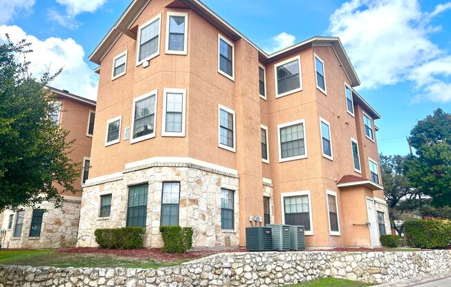 AVAILABLE NOW! 2 Bedroom / 3 Bath Condo Near Medical Center w/ Community Pool