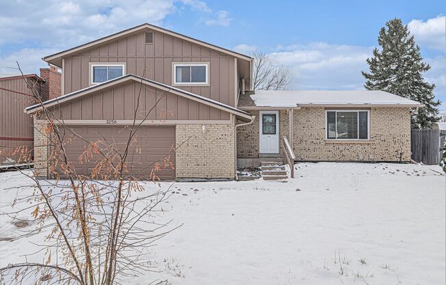 3 bedroom 2.5 bathroom in Heather Ridge!