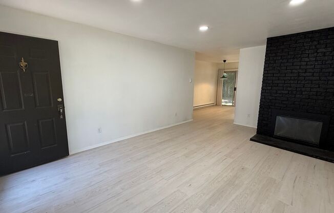 Great Duplex 2bd 2bath Big yard, Parking, Fireplace, Pets OK