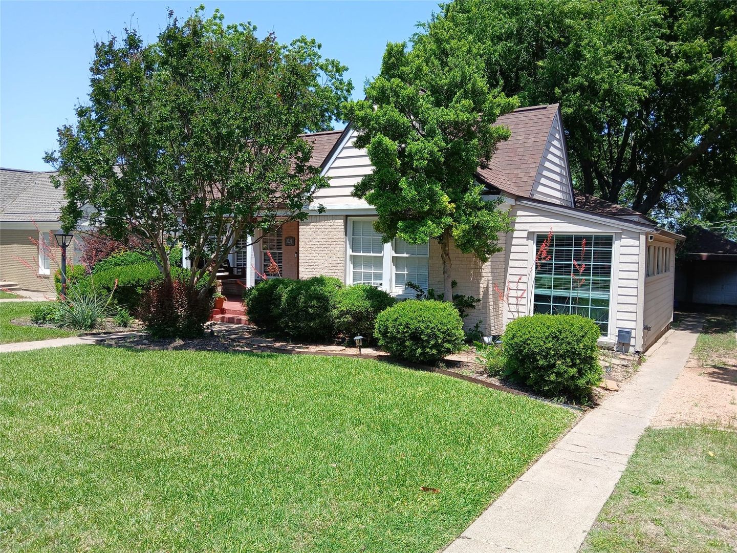 HOUSE in KESSLER PLAZA