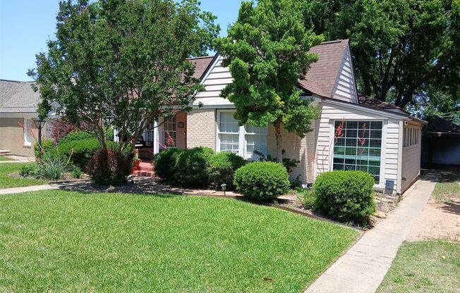 HOUSE in KESSLER PLAZA