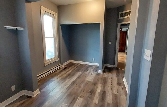 Large Mainfloor Duplex (1 Bed)