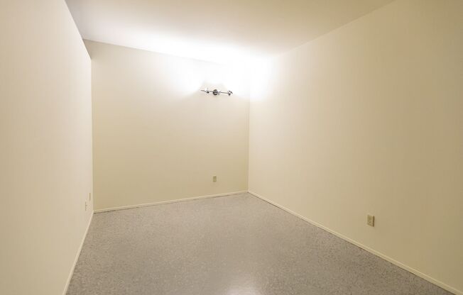2 beds, 1 bath, 212 sqft, $1,625, Unit 008