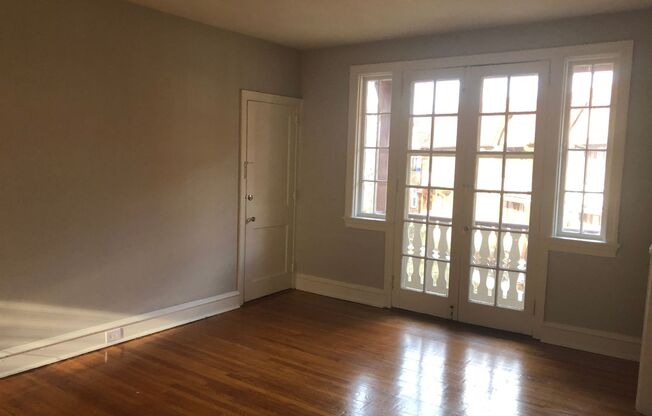 2 beds, 1 bath, $1,970, Unit A4