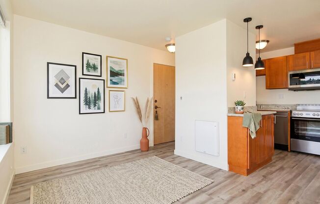 Back Nine Apartments - Located on the west slope of Queen Anne