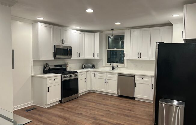 Gorgeous Upscale Renovation 1 BR in University Area with off street parking
