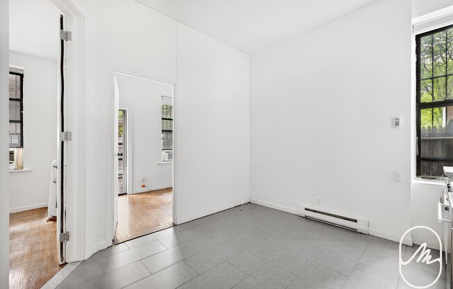 454 W 22 ST