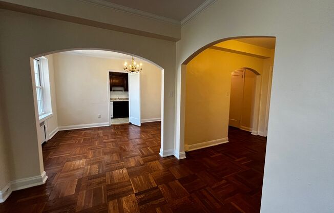 2 beds, 1 bath, 975 sqft, $2,055, Unit Royal York 802