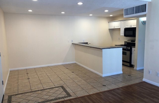 2 beds, 1 bath, 826 sqft, $1,995, Unit 216