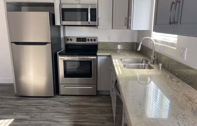 Beautiful appartment, 2/1.5 with AC  & Private Patio. THIS IS THE PLACE YOU WANT TO CALL HOME!
