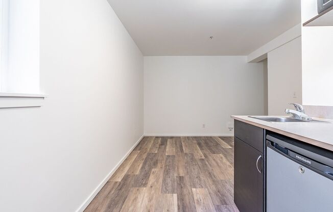 Studio, 1 bath, 220 sqft, $829, Unit 8F