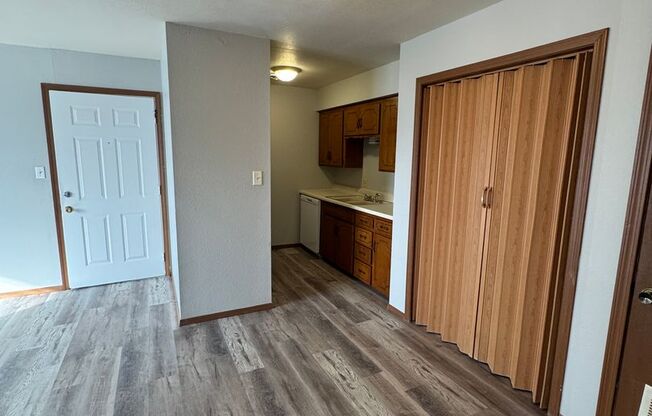 2 beds, 1 bath, 800 sqft, $700, Unit 815-23