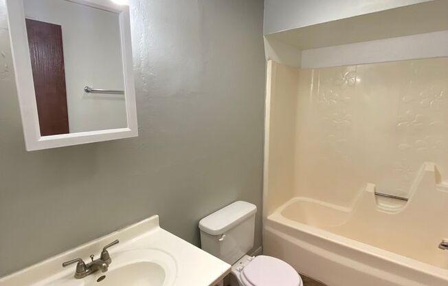 2 beds, 1 bath, 660 sqft, $750, Unit Apt 1