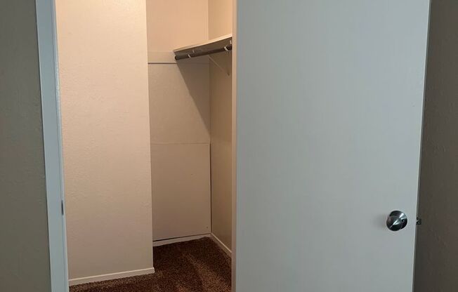 1 bed, 1 bath, 850 sqft, $1,075, Unit 10-21