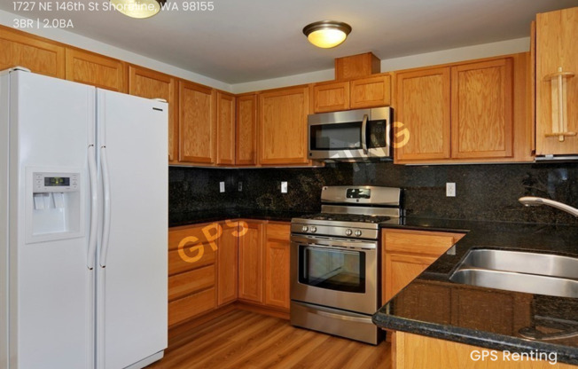 Shoreline Townhouse with great fenced yard