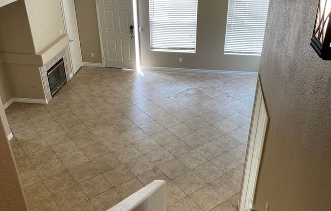 Spacious Condo with Loft & 2-Car Garage – Minutes from the Strip!