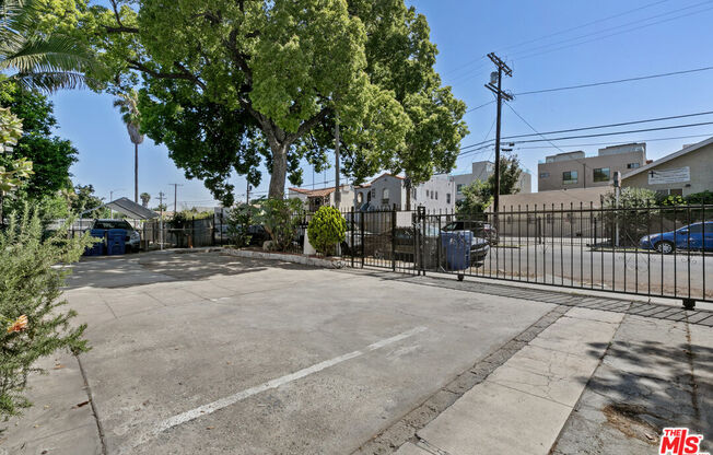 3915 1/2 S BUDLONG AVE