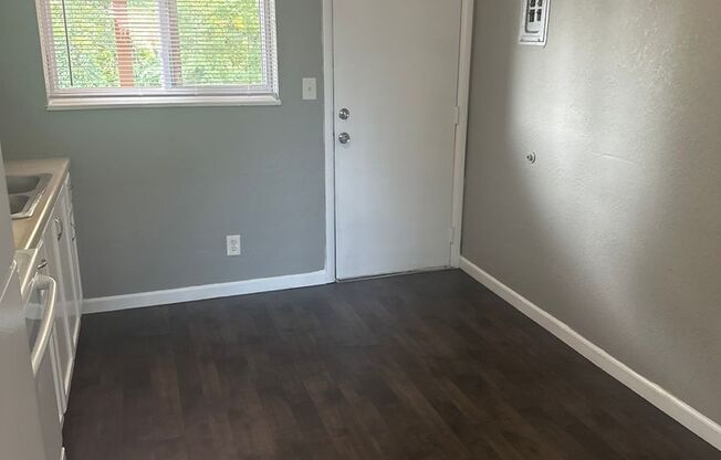 2 beds, 1 bath, 750 sqft, $970, Unit B12 1041 09