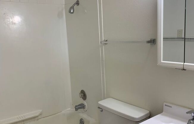 2 beds, 1 bath, $825, Unit 1502-23