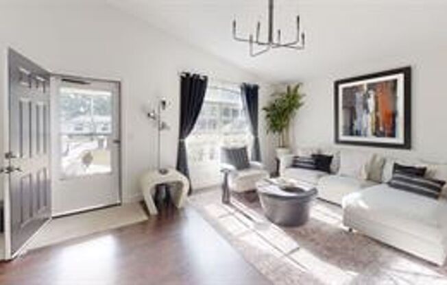 Nice 3 bedroom 2 bath with screened-in lanai in St Petersburg