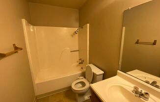 2 beds, 1 bath, $950, Unit B