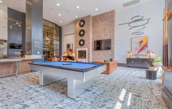 additional photo for property listing at chic digs with room to stretch out in the village 22 car