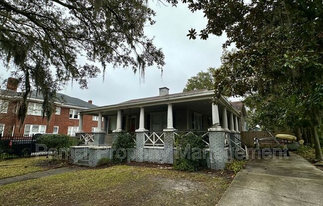 1112 E VICTORY DR