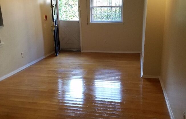 Spacious 1 BR w/ Private Entrance & Renovated Bath and Kitchen!*Available August*