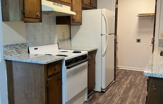 2 beds, 1 bath, 940 sqft, $1,325, Unit E7