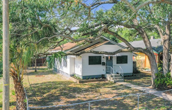 Available Now! Great Magnolia Heights Bungalow House for Rent in North St Pete !