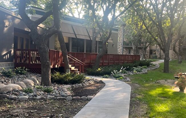 2 beds, 1.5 baths, 976 sqft, $1,525, Unit 9975-101