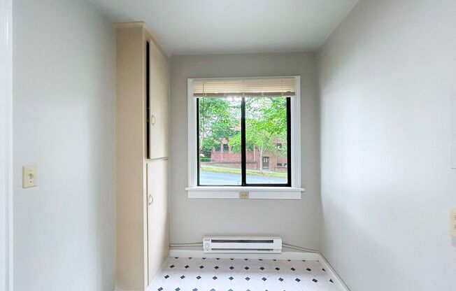 1 bed, 1 bath, 695 sqft, $1,525, Unit Windsor - 17