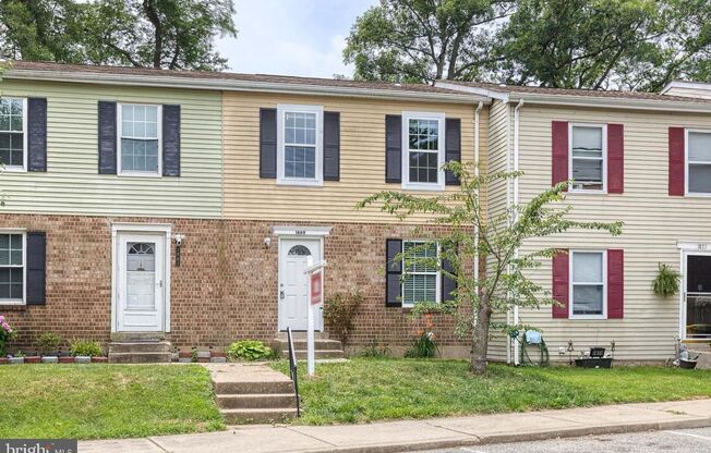 Conveniently located 3bd 1.5bth townhome!