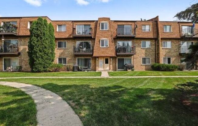 2 Bedroom 1 Bath Condo in Des Plaines!