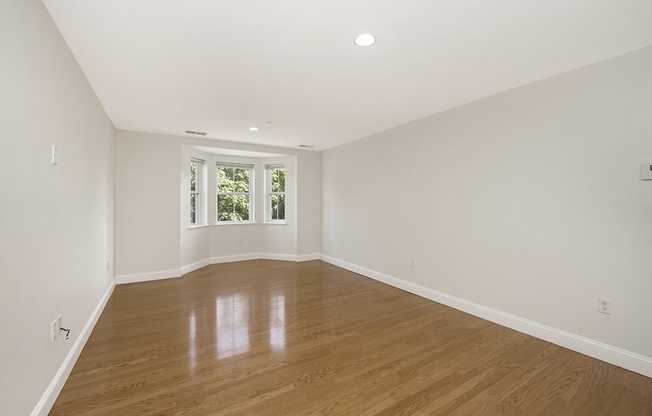 120 Wyllis Ave 320