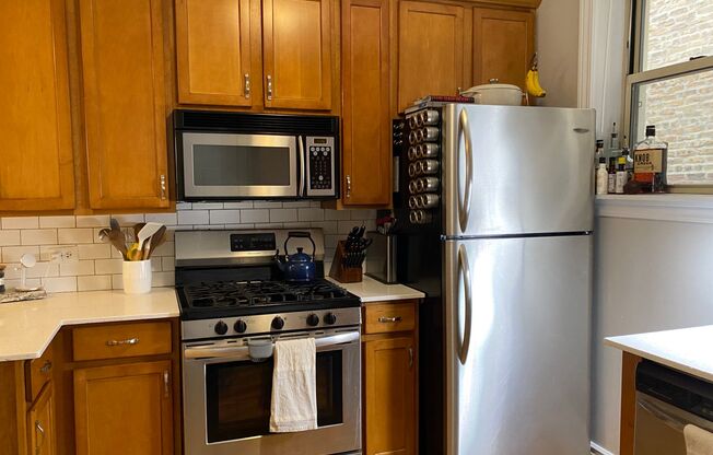 Awesome 2 Bed/1 Bath Bucktown Unit! In-Unit Washer & Dryer! Storage Included!